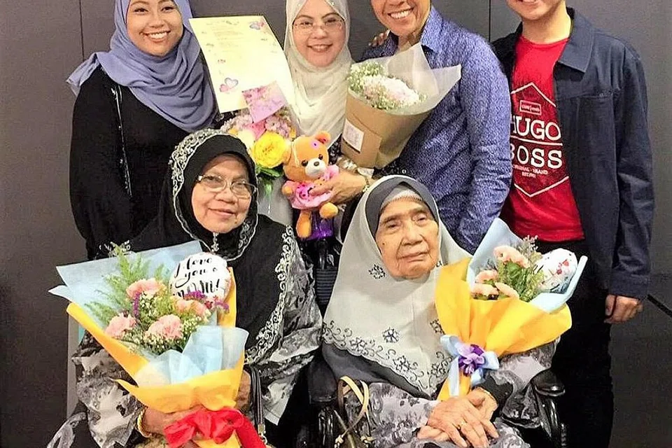 INSPIRASI TIGA IBU DALAM KELUARGA: Dr Maliki (kiri) bergambar bersama keluarga (dari kiri, mengikut putaran jam) anaknya, Lidia Syahindah, 23 tahun; isterinya, Cik Sadiah Shahal, 51 tahun; anak Adli Mifzal, 20 tahun; ibunya, Cik Zalviah Ma'mur, 91 tahun; dan ibu mentuanya, Cik Maniar Samaon, 70 tahun. - Foto FACEBOOK MOHAMAD MALIKI OSMAN