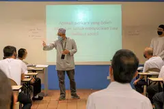 Ustaz Mohamed Effendi Suparde (kiri, berdiri) menganjurkan kelas pendidikan dan bimbingan agama kepada banduan.  
