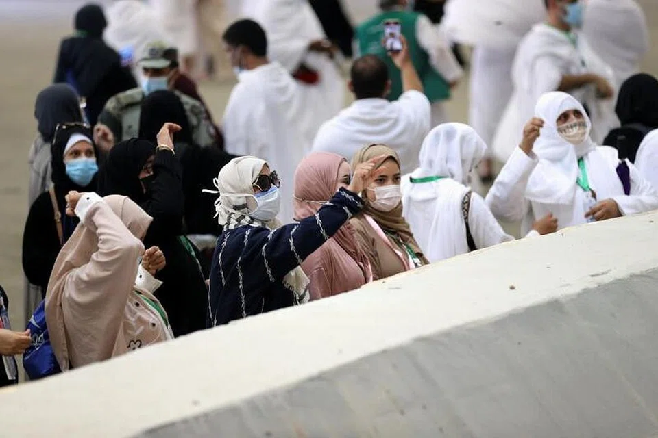 Para jemaah haji yang memakai pelitup, telah melaksanakan ibadah lontar jamrah di Mina, dengan langkah pengurusan keselamatan yang ketat. 