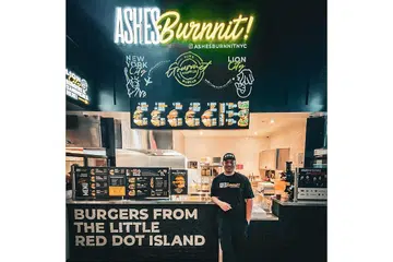 TEBAR SAYAP: Encik Lee Syafiq membawa burger Ashes Burnnit dari kota Singa ke Amerika dalam satu usaha bersama beberapa perusahaan F&B lain dari Singapura yang membuka cawangan mereka di New York. - Foto ihsan LEE SYAFIQ
