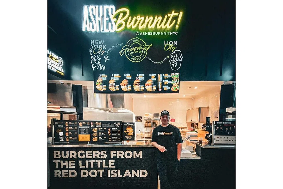TEBAR SAYAP: Encik Lee Syafiq membawa burger Ashes Burnnit dari kota Singa ke Amerika dalam satu usaha bersama beberapa perusahaan F&B lain dari Singapura yang membuka cawangan mereka di New York. - Foto ihsan LEE SYAFIQ