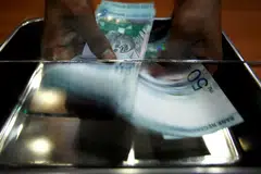 Langkah terbaru Bank Negara Malaysia mencadangkan bahawa ia telah mengetatkan kawalan ke atas ringgit.