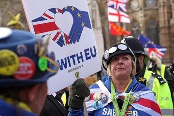 INGIN KEKAL DALAM KESATUAN EROPAH: Para penunjuk perasaan antiBrexit dan proEU menjulang sepanduk sebagai bantahan di luar Bangunan Parlimen di London, kelmarin. Kerajaan British nafi ia melakukan rancangan rahsia untuk membuat para Anggota Parlimen menghadapi pilihan saat akhir, sama ada menerima perjanjian yang diubahsuai atau penangguhan lebih lama, melepasi tarikh 29 Mei untuk keluar dari EU seperti yang ditetapkan. - Foto AFP.