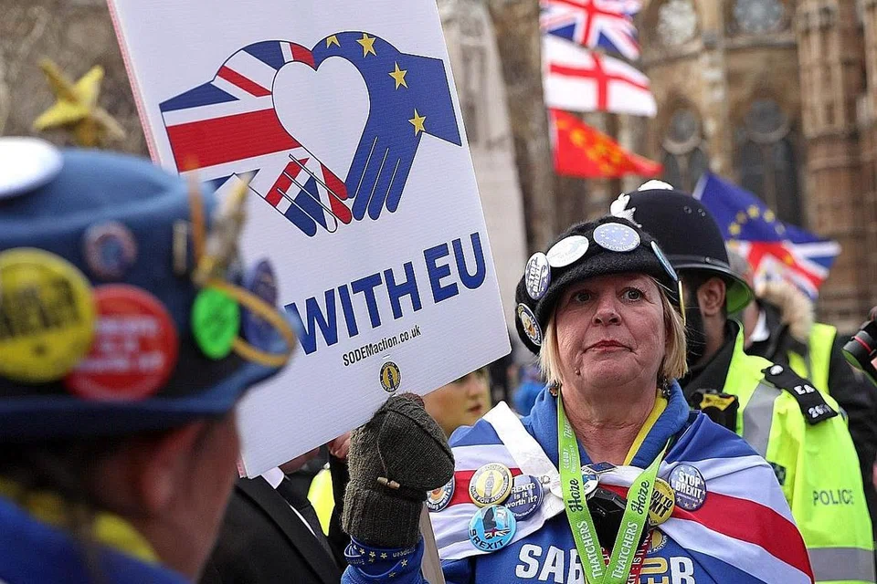 INGIN KEKAL DALAM KESATUAN EROPAH: Para penunjuk perasaan antiBrexit dan proEU menjulang sepanduk sebagai bantahan di luar Bangunan Parlimen di London, kelmarin. Kerajaan British nafi ia melakukan rancangan rahsia untuk membuat para Anggota Parlimen menghadapi pilihan saat akhir, sama ada menerima perjanjian yang diubahsuai atau penangguhan lebih lama, melepasi tarikh 29 Mei untuk keluar dari EU seperti yang ditetapkan. - Foto AFP.