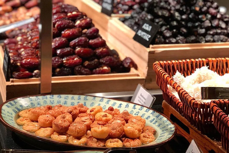 Bufet di Straits Kitchen juga menampilkan Bazar Kurma, dengan pilihan kurma premium dari seluruh Timur Tengah dan Afrika Utara, di samping pencuci mulut, ‘baklava’.