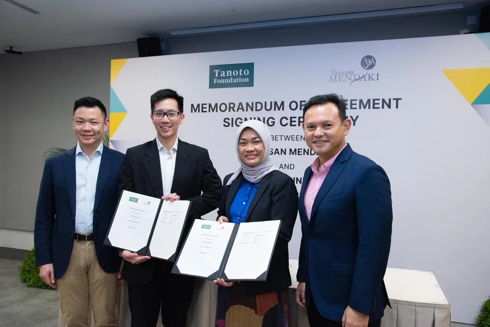 (Dari kiri) Anggota Lembaga Pemegang Amanah Tanoto Foundation, Encik Anderson Tanoto; Anggota Lembaga Pengarah Tanoto Foundation, Encik Benny Lee; Ketua Pegawai Eksekutif Mendaki, Cik Zuraidah Abdullah; dan Menteri Negara Kanan (Pertahanan merangkap Tenaga Manusia) yang juga Timbalan Pengerusi Mendaki, Encik Zaqy Mohamad, pada majlis menandatangani perjanjian di Mendaki@Punggol pada 9 Mac.