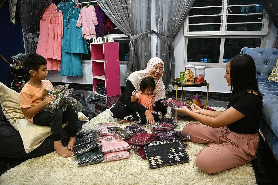 MANFAAT BAZAR: Cik Norbaizura Nawawi melihat kelebihan menjual produknya dalam talian di Bazaar-Kita anjuran Wisma Geylang Serai (WGS) dan Dewan Perniagaan dan Perusahaan Melayu Singapura (DPPMS). - Foto BM oleh ARIFFIN JAMAR