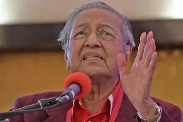 HANYA MAKAN NASI: Dr Mahathir memberikan respons mengenai kenyataan Datuk Najib dengan mengirim tweet: "Saya hanya makan nasi setempat." - Foto AFP
