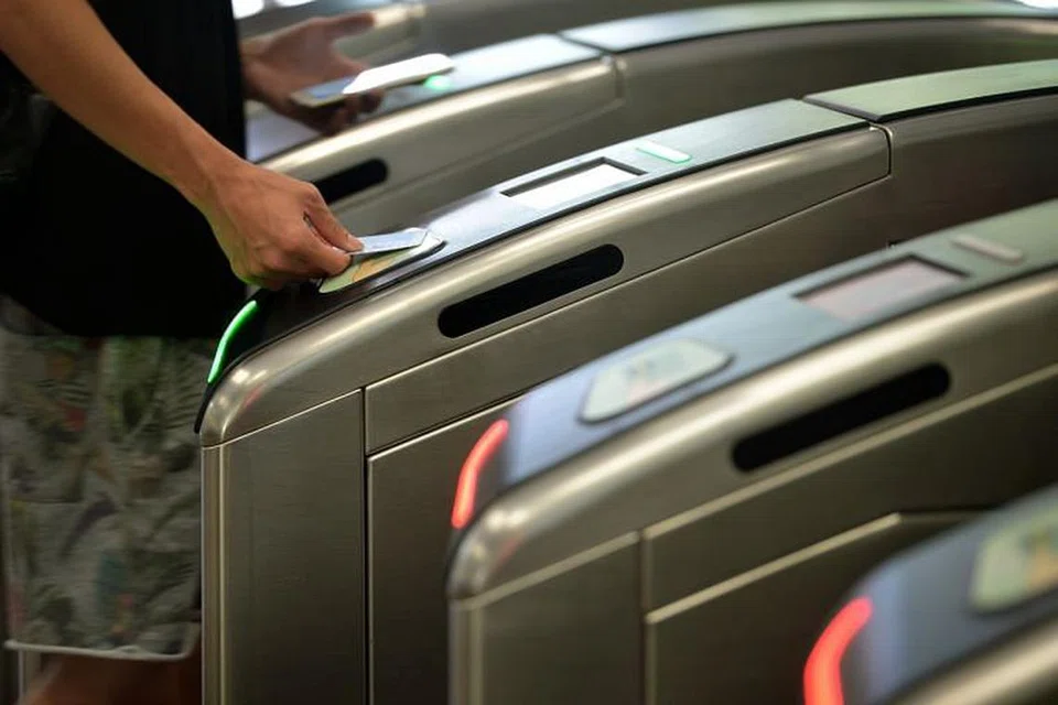 NILAI DIKEMBALIKAN: Pengguna kad konsesi boleh mengambil balik wang yang tidak digunakan itu dalam bentuk baucar elektronik dari 2 Jun hingga 31 Ogos di Mesin Tambah Nilai (AVM) atau pejabat TransitLink. - FOTO: FAIL. 