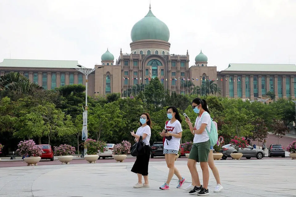 PERANGI PENULARAN: Kerajaan Malaysia akan 'berperang' demi mengatasi penularan wabak koronavirus hingga tahun depan. Kelihatan sekumpulan pelancong melintasi depan Pejabat Perdana Menteri Malaysia di Putrajaya di peringkat awal Covid-19 melanda dunia lewat Januari lalu.