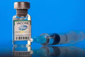 SUMBANGAN NEGARA JIRAN: Singapura akan menyumbang lebih 100,000 dos vaksin Covid-19 keluaran firma Pfizer-BioNTech kepada Johor, kata Menteri Besar Dato' Hasni Mohammad, semalam. - Foto REUTERS