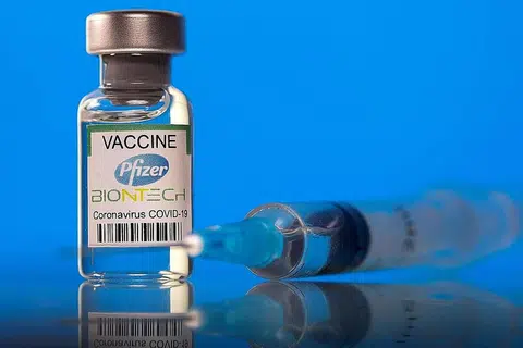 SUMBANGAN NEGARA JIRAN: Singapura akan menyumbang lebih 100,000 dos vaksin Covid-19 keluaran firma Pfizer-BioNTech kepada Johor, kata Menteri Besar Dato' Hasni Mohammad, semalam. - Foto REUTERS