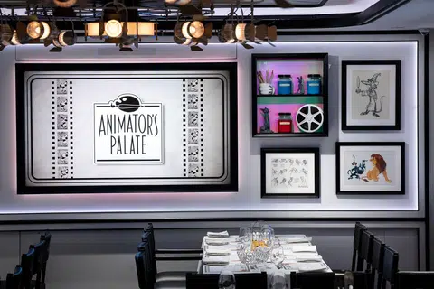 Animator’s Palate di Disney Adventure menampilkan ruang makan bertema animasi dengan lakaran karakter Disney menghiasi dinding restoran.