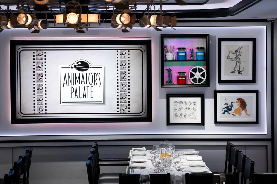 Animator’s Palate di Disney Adventure menampilkan ruang makan bertema animasi dengan lakaran karakter Disney menghiasi dinding restoran.