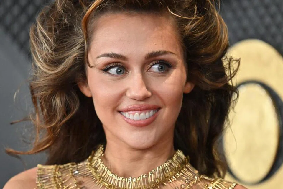 Miley Cyrus menganggap ‘Flowers’ sebagai kerja seni yang membawa tuah dalam hidupnya di kala beliau tidak mengharapkan apa-apa selepas 23 tahun berkecimpung dalam bidang seni suara. 