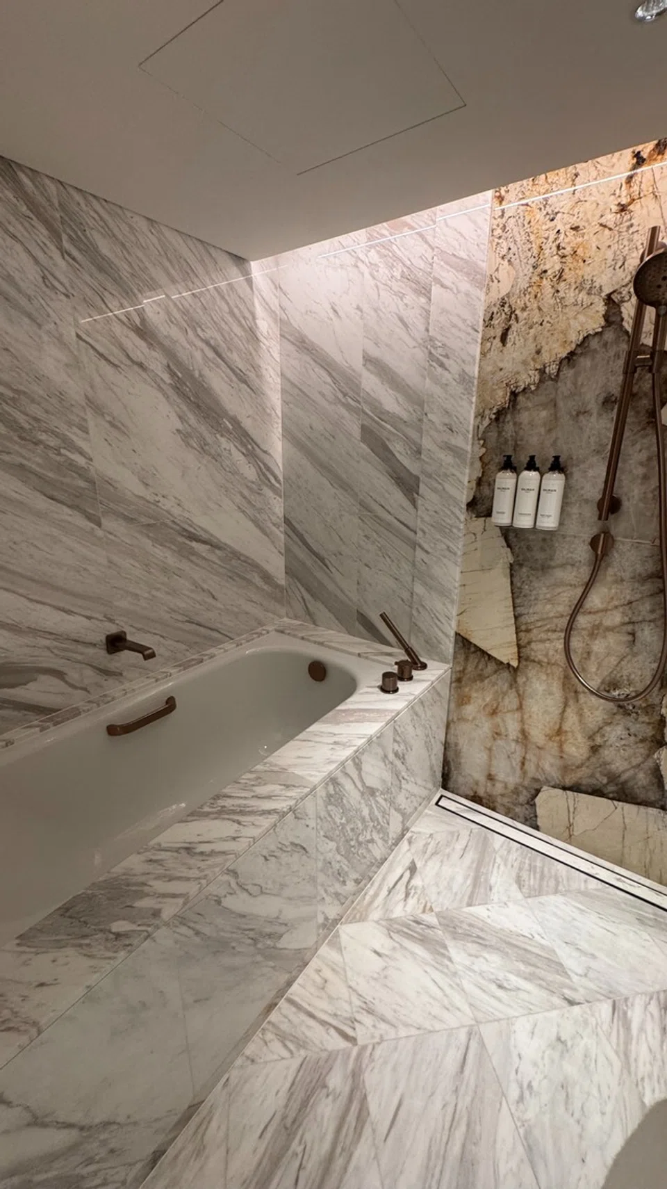 Tab mandi luas dan mewah ini menjadi tarikan utama dalam bilik Deluxe, sesuai untuk berehat dan berseronok bersama anak-anak.