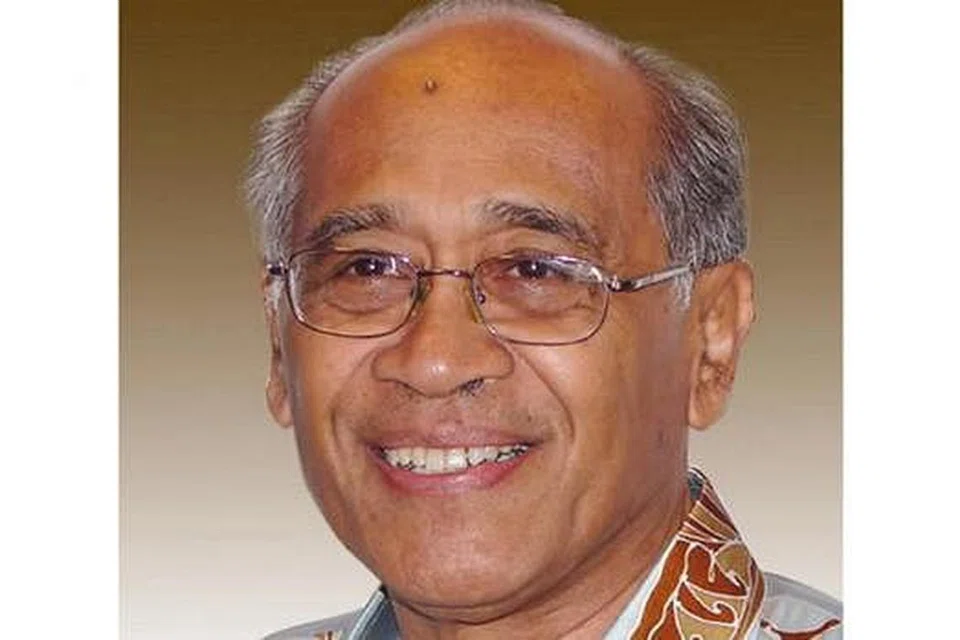 MENIMBULKAN POLEMIK: Buku 'The Malay Rulers - Regression or Reform?' tulisan Dr Syed Husin Ali (gambar) membangkitkan kontroversi kerana mengusulkan agar bahasa istana dihapus, namun dalilnya dianggap tidak wajar. - Foto-foto DR SYED HUSIN ALI