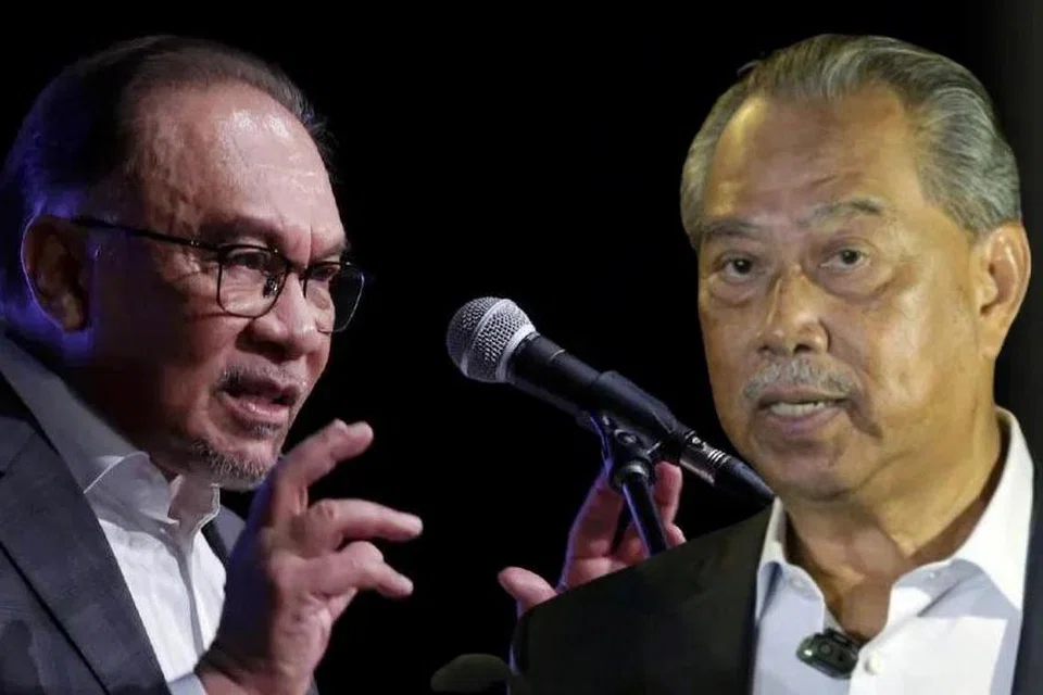 Perdana Menteri Malaysia, Datuk Seri Anwar Ibrahim (kiri) dan Presiden Parti Pribumi Bersatu Malaysia (Bersatu), Tan Sri Muhyiddin Yassin.