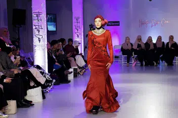 MERAH MENYALA: Pemilihan warna merah bukan sahaja menampakkan keyakinan pemakai tetapi menyerlahkan lagi personaliti wanita berkenaan. - Foto JI3MOON FILMS AND RALPH