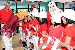 Sambut Hari Kebangsaan bersama penduduk di Pasir Ris : Cik Halimah Yacob, yang diiringi Pengarah Eksekutif Angkatan Karyawan Islam (AMP), Encik Mohd Anuar Yusop, menghadiri sambutan Hari Kebangsaan di Kelab Masyarakat Pasir Ris East semalam. Cik Halimah antara lain bertemu dengan kanak-kanak daripada Tadika Kidz Meadow MERCU Learning Point di majlis itu yang dimeriahkan lagi dengan karnival permainan, kegiatan dan makanan. - Foto KHALID BABA