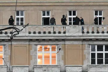 PEMBUNUHAN BERAMAI-RAMAI: Polis bersenjata kelihatan di balkoni bangunan Universiti Charles di tengah Prague, berikutan insiden penembakan yang mengakibatkan 14 orang terbunuh.