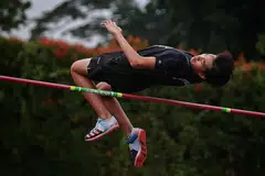 REKOD BARU: Rei Tan daripada Raffles Institution dalam lompatan bagi mencipta rekod baru setinggi 1.85m dalam lompat tinggi lelaki Sukan Sekolah Nasional Bahagian C di Stadium Bukit Gombak pada 11 April. - Foto fail