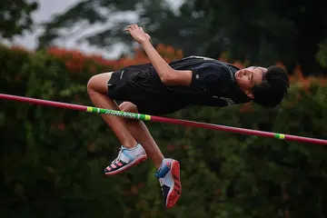 REKOD BARU: Rei Tan daripada Raffles Institution dalam lompatan bagi mencipta rekod baru setinggi 1.85m dalam lompat tinggi lelaki Sukan Sekolah Nasional Bahagian C di Stadium Bukit Gombak pada 11 April. - Foto fail