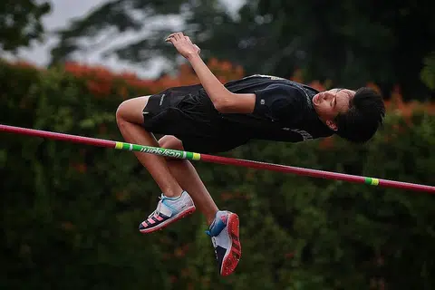REKOD BARU: Rei Tan daripada Raffles Institution dalam lompatan bagi mencipta rekod baru setinggi 1.85m dalam lompat tinggi lelaki Sukan Sekolah Nasional Bahagian C di Stadium Bukit Gombak pada 11 April. - Foto fail