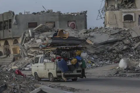 Para penduduk Palestin yang melarikan diri dari Rafah, selatan Gaza, tiba di Khan Younis bagi mencari perlindungan daripada pertempuran antara tentera Israel dengan Hamas.
