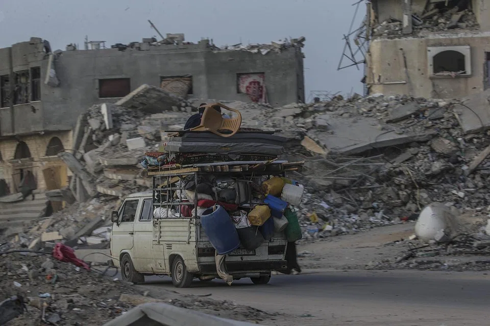 Para penduduk Palestin yang melarikan diri dari Rafah, selatan Gaza, tiba di Khan Younis bagi mencari perlindungan daripada pertempuran antara tentera Israel dengan Hamas.