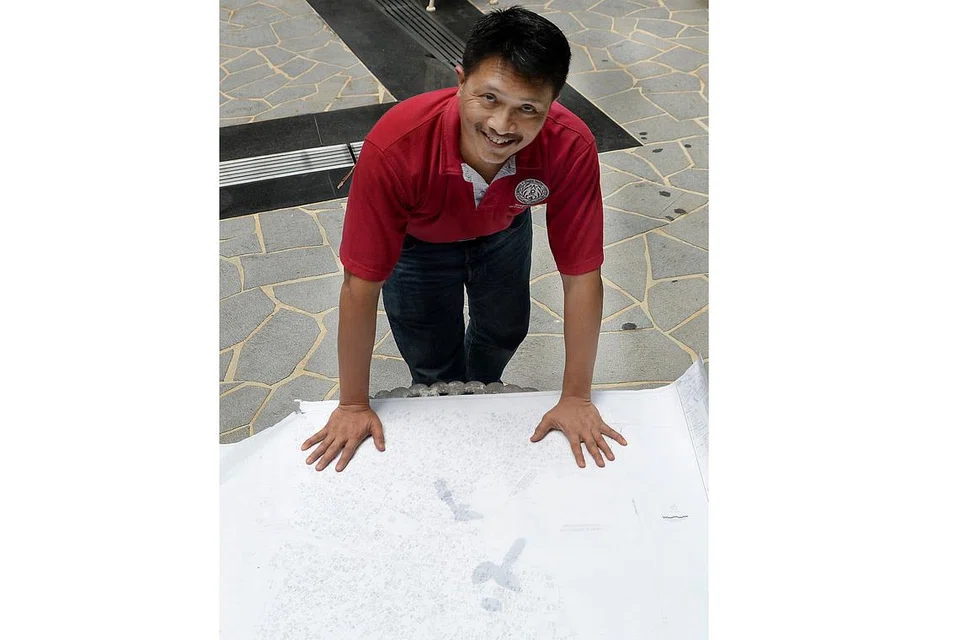 KONGSI HASIL PENYELIDIKAN: Encik Sarafian dengan peta Kubor Kassim semasa melakukan projek 'Penyelidikan Kampung Siglap & Perkuburan Melayu' bersama Lembaga Warisan Negara (NHB). - Foto ZAINAL YAHYA 