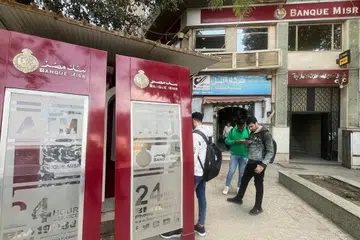 Sebuah cawangan Banque Misr di Kaherah, Mesir. Jabatan Perbendaharaan Amerika Syarikat (AS) mendakwa cawangan bank milik pemerintah Mesir itu di Amiriah Arab Bersatu (UAE) membantu Iran mengelakkan sekatan dengan memproses transaksi bernilai kira-kira AS$1.8 bilion (S$2.29 bilion) yang berpotensi mempunyai kaitan dengan rangkaian perbankan rahsia Iran antara Januari 2024 dengan Jun 2026. Bank Pusat UAE kini menjalankan pemeriksaan khas terhadap bank tersebut.