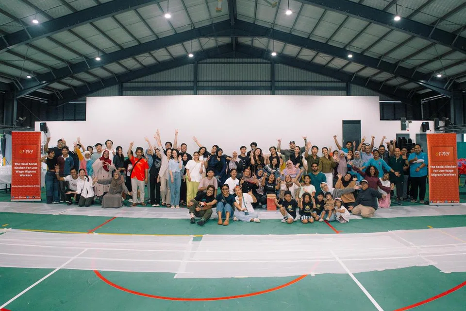 Sebanyak 2,000 pek makanan iftar diagihkan kepada pekerja migran bergaji rendah di Pusat Riadah Cochrane pada 24 April lalu bersama sokongan 100 orang sukarelawan dan Masjid Assyafaah, sebagai masjid terdekat di kawasan Sembawang.