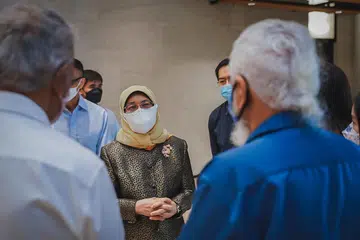MAIN PERANAN PENTING: Puan Halimah interaksi bersama relawan dan rakan kongsi Sana sempena sambutan ulang tahun ke-50 persatuan itu di NTU@One-North pada 25 Jun. - Foto BM oleh NUR DIYANA TAHA