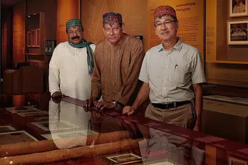 PERKENAL WARISAN: (Dari kiri) Encik Kalastree, Encik Sanasee Philips Roy dan Encik Devastry Parasurama Bok adalah ahli Persatuan Peranakan India (Chitty Melaka) Singapura yang terlibat dalam pameran Chetti Melaka ini. - Foto BM oleh GIN TAY