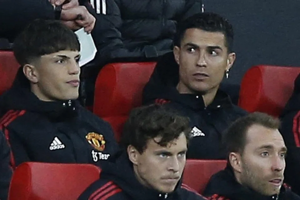 RONALDO TUNJUK PERASAAN: Ronaldo (dua dari kiri) di bangku simpanan semasa perlawanan dengan Tottenham. Beliau tinggalkan bangku simpanan sejurus sebelum perlawanan berakhir. Akibat tindakannya Ten Hag (kiri) ketepikan Ronaldo semasa United menentang Chelsea. - Foto REUTERS/AFP