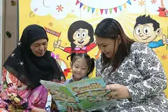 BAHASA MELAYU ERATKAN HUBUNGAN: Penguasaan bahasa Melayu yang baik dapat membantu anak-anak menjalin hubungan lebih mesra dengan datuk, nenek dan moyang mereka yang mungkin lebih selesa menggunakan bahasa itu daripada bahasa Inggeris. - Foto fail