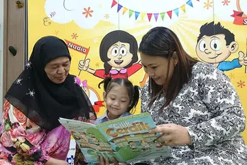 BAHASA MELAYU ERATKAN HUBUNGAN: Penguasaan bahasa Melayu yang baik dapat membantu anak-anak menjalin hubungan lebih mesra dengan datuk, nenek dan moyang mereka yang mungkin lebih selesa menggunakan bahasa itu daripada bahasa Inggeris. - Foto fail