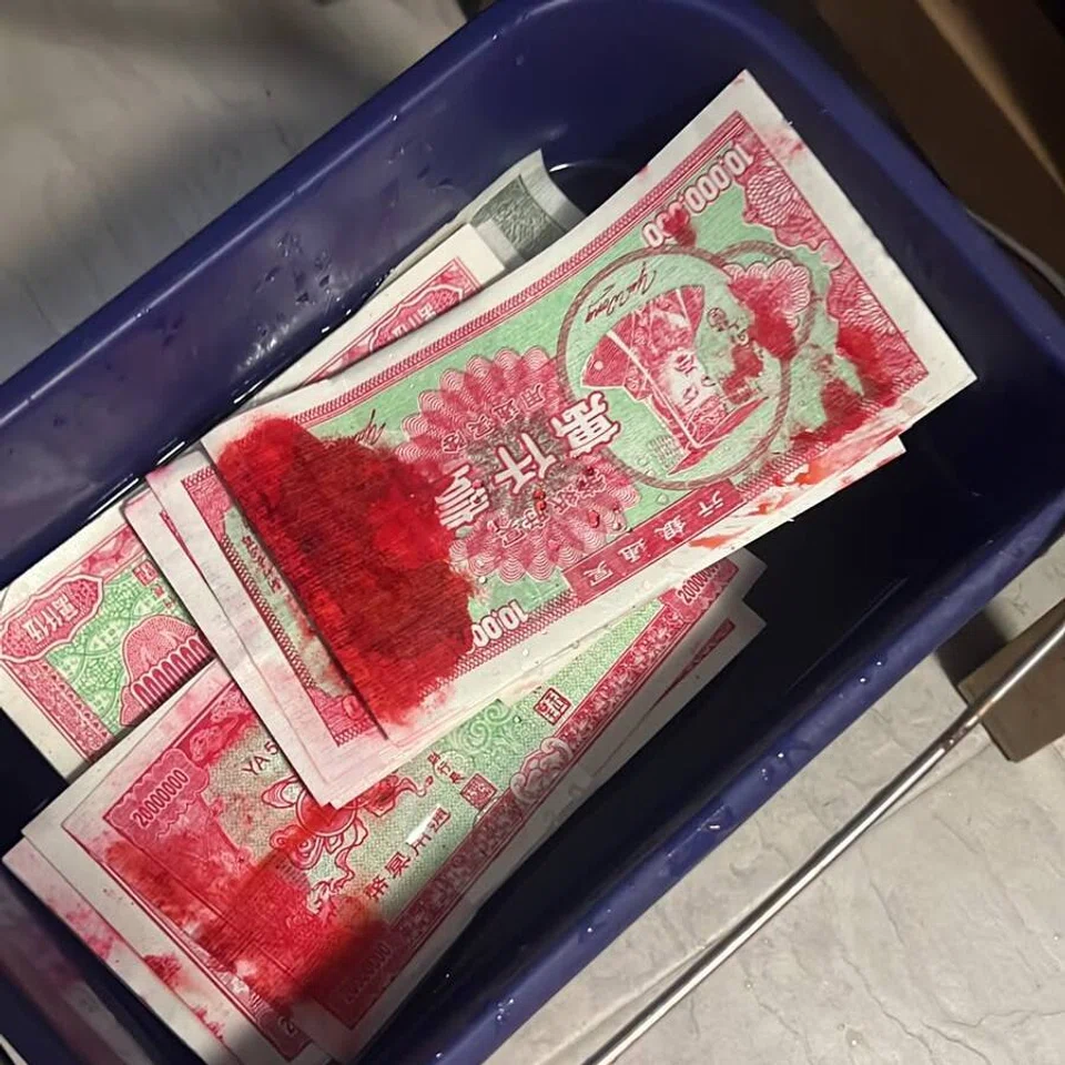 Menurut Encik Ridzwan, wanita berkenaan menerima  barangan seperti kertas sembahyang atau kertas berkaitan upacara pengebumian masyarakat Cina yang mempunyai tanda berwarna merah.