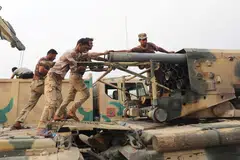Pasukan tentera khas Iraq memasukkan roket ke dalam pelancar di Bartella, di timur bandar Mosul, pada 24 Oktober dalam kempen menawan semula bandar itu daripada ISIS. 