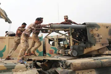 Pasukan tentera khas Iraq memasukkan roket ke dalam pelancar di Bartella, di timur bandar Mosul, pada 24 Oktober dalam kempen menawan semula bandar itu daripada ISIS. 