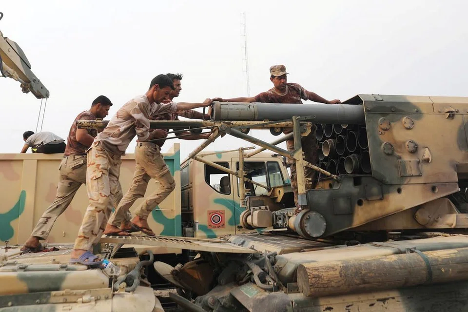 Pasukan tentera khas Iraq memasukkan roket ke dalam pelancar di Bartella, di timur bandar Mosul, pada 24 Oktober dalam kempen menawan semula bandar itu daripada ISIS. 