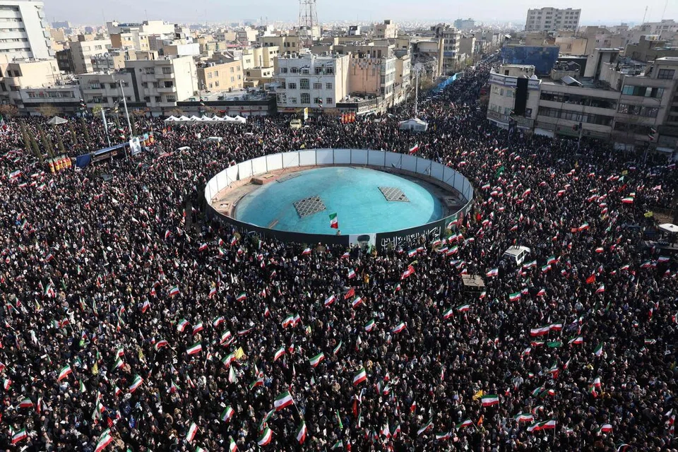 Penunjuk perasaan mengibarkan bendera kebangsaan Iran ketika berhimpun dalam satu perhimpunan menyokong pemimpin tertinggi baharu, Mojtaba Khamenei  di Dataran Enghelab, Tehran tengah, pada 9 Mac 2026. 