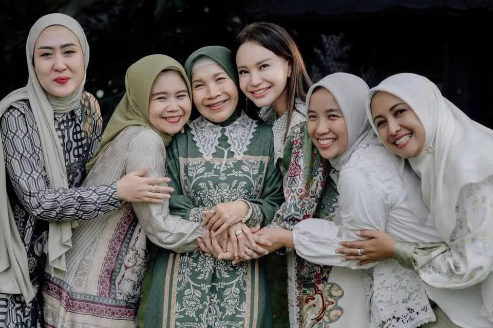 Penyanyi terkenal Indonesia, Datuk Seri Rossa (tiga dari kanan), mengakui Aidilfitri 2026 hadir dengan kelainan apabila beliau menjadi tuan rumah dengan mengundang sekitar 100 ahli keluarga ke kediaman ibunya, Eni Kusmiani (tiga dari kiri), di Sumedang, Bandung, Indonesia. 