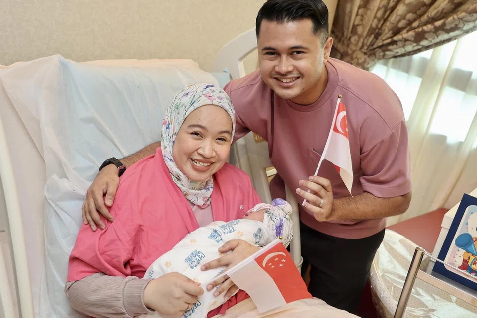 Encik Muhammad Faiz Shah Iskandar Shah dan isteri, Cik Nur Zuhairah Anuar, bersama anak kedua mereka yang dilahirkan pada tengah malam, 9 Ogos, di Hospital Wanita dan Kanak-kanak KK (KKH).