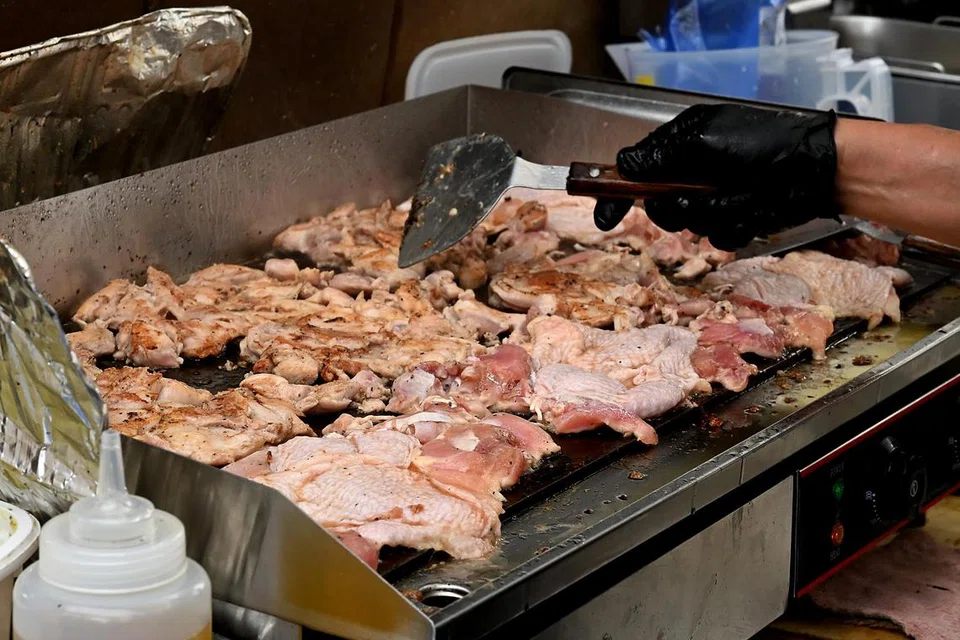 Ayam diperap semalaman dalam rempah sebelum dipanggang.