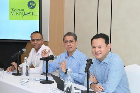 Pemangku Menteri Bertanggungjawab bagi Ehwal Masyarakat Islam merangkap Menteri Negara Kanan (Ehwal Dalam Negeri), Profesor Madya Dr Muhammad Faishal Ibrahim (tengah), berkata bahawa pogram Mendaki merupakan titik sentuh penting yang membentuk keyakinan, hala tuju dan peluang dalam masyarakat Melayu/Islam. Beliau dilihat bersama Pengerusi Mendaki, yang juga Menteri Negara Kanan (Pertahanan merangkap Kemampanan dan Sekitaran), Encik Zaqy Mohamad (kanan), dan Ketua Pegawai Eksekutif (CEO) Yayasan Mendaki, Encik Feroz Akber di taklimat mengenai pelan kerja lima tahun Mendaki (2026 hingga 2030) di Wisma Mendaki di Kee Sun Avenue pada 15 Januari.
