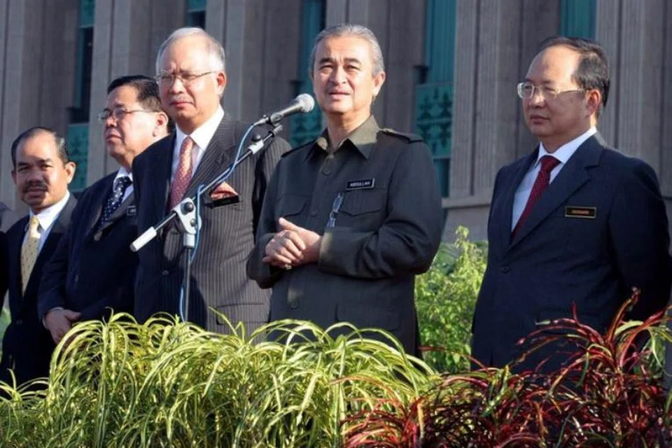 Mantan Perdana Menteri Malaysia kelima, Allahyarham Tun Abdullah Ahmad Badawi (dua dari kanan), ketika menyampaikan amanat pada perhimpunan bulanan Jabatan Perdana Menteri sambil diperhatikan timbalannya ketika itu, Encik Najib Tun Razak (tiga dari kanan) di Putrajaya. 