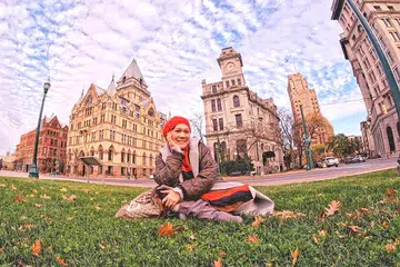 INDAHNYA PEMANDANGAN: Mastura bergaya semasa bergambar di Clinton Square, New York, di mana beliau dan suami meluangkan dua malam di sana. - Foto ihsan MASTURA AHMAD