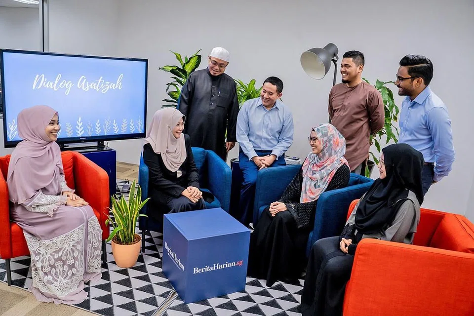 SETIAUSAHA Parlimen Kanan (Ehwal Dalam Negeri merangkap Kesihatan), Encik Amrin Amin (gambar atas) meluangkan masa menemui asatizah setempat baru-baru ini. - Foto BM oleh NUR DIYANA TAHA